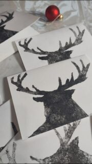 Vente de Noël à l’Usine
13 & 14 décembre

Les 13 et 14 décembre 2025, l’USINE vous ouvre ses portes pour une vente de Noël inoubliable !

Plongez dans notre univers créatif et intimiste, au coeur de Uccle.

Découvrez des pièces uniques réalisées par des artistes et artisans locaux, résidents ou invités.

Ambiance chaleureuse autour du feu et dégustation de savoureuses préparations maison de Chloe Cassavetti, aux accents méditerranéens, accompagnées d’un bon verre. Un moment magique pour dénicher des trésors et partager un instant convivial !

L’atelier Safran ouvre ses portes pour découvrir les créations de Stéphane Dethy – illustrateur, Murielle LÔ – illustratrice et Sybille M, peintre.

HORAIRES

samedi 13.12 – 11:00 > 18:00
dimanche 14.12 – 11:00 > 17:00

ADRESSE

rue du Doyenné 40 – 1180 Uccle