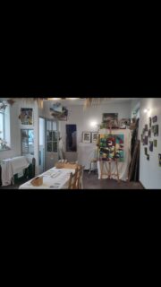 Menu

Actualités

Vente de Noël à l’Usine
13 & 14 décembre

Les 13 et 14 décembre 2025, l’USINE vous ouvre ses portes pour une vente de Noël inoubliable !

Plongez dans notre univers créatif et intimiste, au coeur de Uccle.

Découvrez des pièces uniques réalisées par des artistes et artisans locaux, résidents ou invités.

Ambiance chaleureuse autour du feu et dégustation de savoureuses préparations maison de Chloe Cassavetti, aux accents méditerranéens, accompagnées d’un bon verre. Un moment magique pour dénicher des trésors et partager un instant convivial !

L’atelier Safran ouvre ses portes pour découvrir les créations de Stéphane Dethy – illustrateur, Murielle LÔ – illustratrice et Sybille M, peintre.

HORAIRES

samedi 13.12 – 11:00 > 18:00
dimanche 14.12 – 11:00 > 17:00

ADRESSE

rue du Doyenné 40 – 1180 Uccle

#marchedenoel #uccle