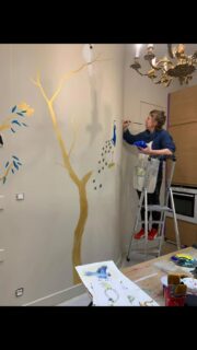 La fresque aux oiseaux, la suite! #oiseaux #peinturemurale #paon #cacatoes #echassier