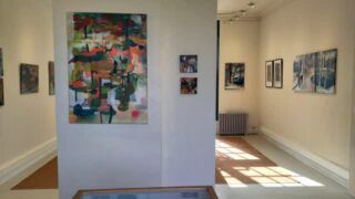 Ma nouvelle exposition, dans la villa de l'artiste Lismonde - un lieu chargé de beauté - et dans un petit écrin de forêt en osmose avec l'exposition est bel est bien lancée 🤗
J'y serai dimanche prochain, 15 mars, et il y a en plus un spectacle à 17h: Mel Bonis, Seul en scène théâtral et musical (piano, violoncelle, texte), réservation : patemsens@gmail.com
Sybille M
" Forêt sibylline"
peinture & monotype
7 mars - 17 mai 2026
L’exposition est ouverte tous les dimanches de 14 h à 17h30
(J y serai certains dimanches mais pas tous. Si vous souhaitez me rencontrer, n'hésitez pas à prendre RV )
samedi 21 mars 2026 : 1ère édition de la journée internationale de la Forêt (ONU)
14h - 17h30
L'exposition sera exceptionnellement ouverte.
Fresque participative avec l’artiste : inscrivez-vous (adultes et enfants, tous les âges sont les bienvenus - à partir de 6 ans !) par e-mail sybillemathiaud@gmail.com
Lieu : Maison Lismonde - Dwersbos 1 - 1630 Linkebeek
Pour venir : voiture / bus 43 arrêt Linkebeek Dapperen (10 min à pied) ou R55 arrêt Linkebeek Krekelendries (2 min à pied) / train : gare de Linkebeek (11 min à pied) ou prendre le R55 de la gare